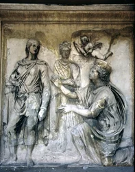 La fachada trasera, detalle de la decoración en relieve antiguo (algunas piezas del Ara Pacis de Augusto) que representa a una diosa coronada y un joven