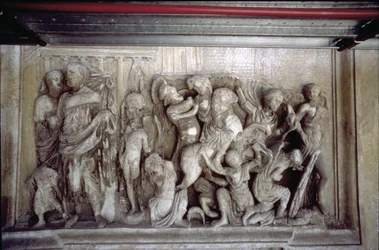 La fachada trasera, detalle de decoración en relieve antiguo (algunas piezas del Ara Pacis de Augusto) que representa una escena de batalla (piedra)