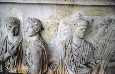 La fachada trasera, (detalle) de la decoración de relieve antiguo (algunas piezas del Ara Pacis de Augusto) que representa a un grupo de ciudadanos romanos