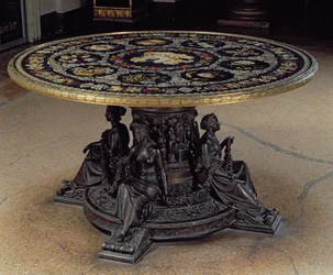 La Mesa de las Musas, compuesta por una tapa de mesa circular de pietra dura sostenida por un tambor de bronce con cuatro Musas de bronce, florentino