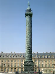 Columna Vendôme, con bajorrelieves que registran las campañas napoleónicas de 1805-06, coronada por la figura de Napoleón sosteniendo una Victoria alada