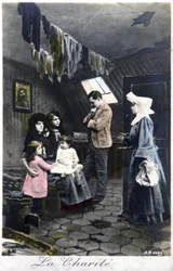 La caridad : monja visitando a los pobres, c. 1910 (tarjeta postal)