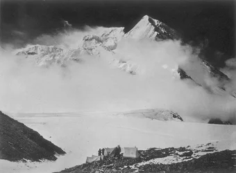 La expedición en el Karakorum y en el Himalaya occidental del Príncipe Luigi Amedeo de Saboya, Duque de los Abruzos: campamento IV al pie del Pico de la Novia