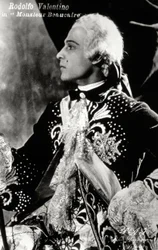 El famoso actor de cine mudo Rodolfo Valentino con un elaborado traje de escena de estilo dieciochesco para la película "Monsieur Beaucaire".