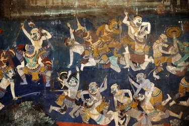 El interior de los muros del recinto de la Pagoda de Plata está cubierto con murales que representan historias del Reamker, es decir, la versión jemer de la épica clásica india, el Ramayana. Algunas secciones de los murales están deterioradas y dañadas por