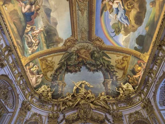 El trofeo de Diana Cazadora, un grupo esculpido de la puerta de la Galería dorada, por François Antoine Vasse (1681-1736), circa 1715. Banque de France. Hotel de Toulouse, antiguo hotel de la Villiere, París - Hotel de Toulouse, sede del Banque de France