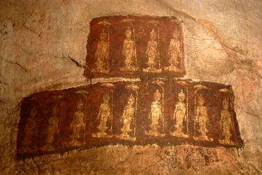 Budismo Theravada; pintura mural antigua; Buda Shakyamuni de pie; Mudra; Varada; gesto de concesión de deseos; cueva de Tham Pa; en Nong Thang; provincia de Xieng Khouang; Laos; Sudeste Asiático; Asia