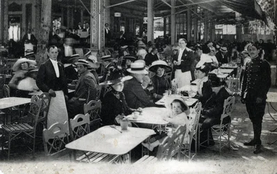 Turismo termal: vista de un restaurante en Vichy y su clientela de curistas, Allier 1905 aprox. (turismo termal: restaurante en Vichy, Francia