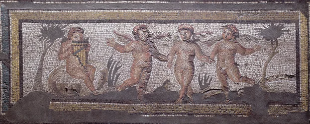 Tres putti danzantes acompañados por uno tocando la flauta de pan, detalle de borde de un pavimento de mosaico que representa las estaciones y escenas de caza de la Villa Constantiniana en Daphne, romana, c.325-330 d.C.