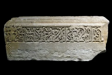 Marcador de tumba. Irán, Siraf, 527 H./1133. Piedra tallada. Museo del Louvre