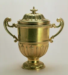 Copa con tapa de dos asas, por Jacob Margas, Londres