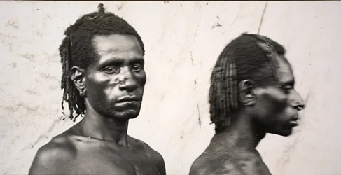 Dos hombres, Papúa Nueva Guinea (impresión en plata de gelatina)