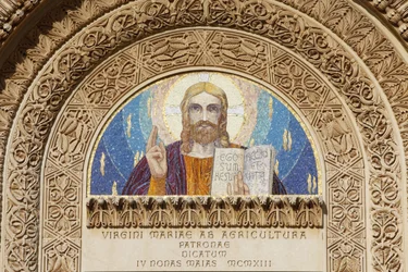 Tímpano de la basílica de Santa Maria della Coltura, Parabita, Apulia, Italia