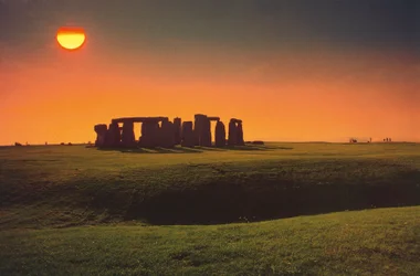 Reino Unido, Inglaterra, Wiltshire, Stonehenge, monumento megalítico de la Edad de Bronce al atardecer