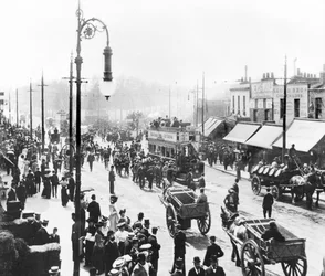 Reino Unido: Una escena ocupada en Uxbridge Road. Shepherds Bush, Londres