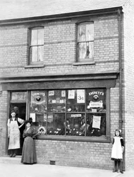 Reino Unido: Una tienda de zapateros - c1903