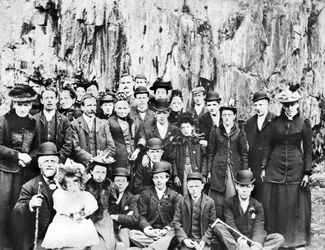 Reino Unido: Un grupo de personas en una excursión. c1910