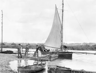 Reino Unido: Un yate en el río Waveney. Norfolk Broads