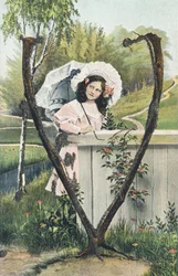 V: Una joven vestida con un vestido rosa, un tocado en la cabeza, una sombrilla en la mano, de pie en un decorado campestre - Alphabet personajes Ref Th. E., L. Theochrom - Serie 994. Theodor Eisman, editor, Leipzig