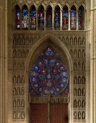 Vista hacia el oeste desde la nave, ventana de rosas diseñada por Bernard de Soissons, con estatuas circundantes