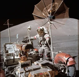 Vista del astronauta Eugene Cernan junto al vehículo de exploración lunar durante la EVA
