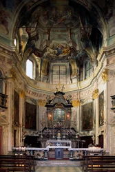 Vista del altar y frescos por Lorenzo Peracino, Santuario de la Madonna del Sasso, Piamonte, Italia