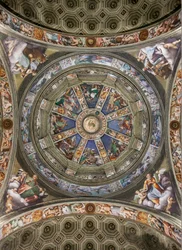 Vista de la cúpula del crucero y de los paneles con frescos de Giovanni Antonio de Sacchis y Bernardino Gatti, Santuario de la Madonna della Campagna, Piacenza, Emilia-Romaña, Italia (foto)
