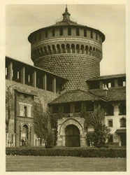 Vista del patio del Castello Sforzesco en Milán