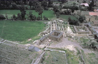 Vista del pueblo construido sobre cimientos tradicionales incas