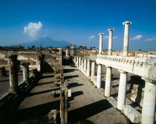 Vista del Foro de Pompeya y Vesubio. Italia.