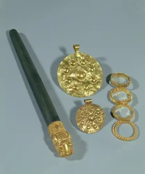 Piedra de afilar y anillos con decoración granulada, Susa, Irán, Período Elamita, c.1150 a.C. (oro)