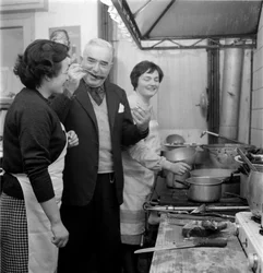 Escritor Giovanni Comisso en su casa en Treviso (prueba un plato en la cocina) - 1962