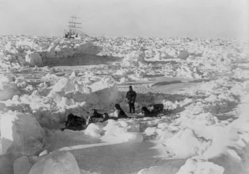 Expedición Imperial Transantártica: miembros de la tripulación sentados juntos entre témpanos de hielo, c.1914-17 (foto)