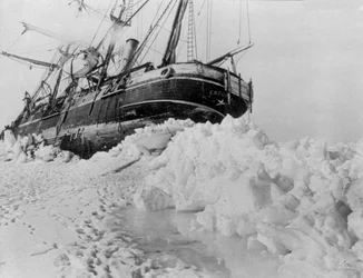 Expedición Imperial Transantártica: el Endurance atascado en un témpano de hielo, c.1914-17 (foto)