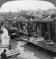Una calle de barcos de flores, Cantón, China, 1900