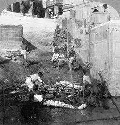 Bañando y quemando a los muertos hindúes, Benarés Varanasi, India