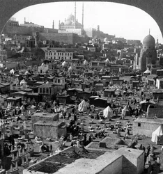 Ciudadela y mezquita de Mohammed Ali más allá del cementerio Bab-el-Wezir, El Cairo, Egipto, 1905