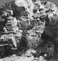 Subiendo el empinado sendero en zigzag en el extremo oriental del valle de Yosemite, California, EE.UU., 1902