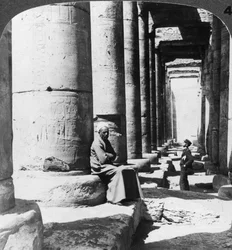Columnas del gran templo de Sethos I, Abidos, Egipto, 1905