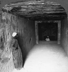 Galería descendente en la tumba de Sethos I, Tebas, Egipto, 1905