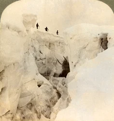 Descenso del Mont Blanc - enormes grietas cerca de la cumbre, Alpes, 1901
