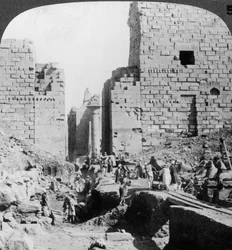 Excavando una avenida hacia el Templo de Karnak, Tebas, Egipto, 1905