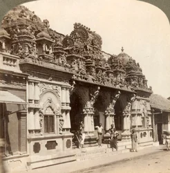 Ornamentación exquisitamente tallada de un templo hindú budista, Colombo, Ceilán