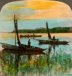 Barcos de pesca al atardecer cerca de Yokohama, Japón, 1904