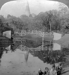 Jardines de la fortaleza y la pagoda Shwedagon, Rangún, Birmania, hacia 1900.