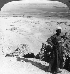 Desde los altos acantilados de Der-el-Bahri a través de la llanura hasta Luxor, Tebas, Egipto, 1905