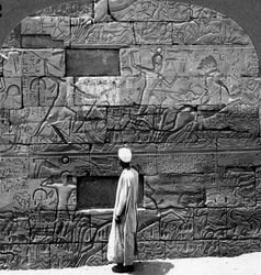 Grandes relieves de guerra esculpidos en la pared del Templo de Karnak, Tebas, Egipto, 1905