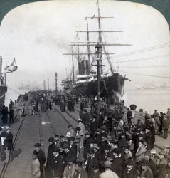 Saludos para los recién llegados en el muelle junto al Pacific Mail SS China, en Yokohama, Japón, 1904