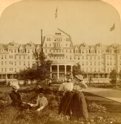 En los hermosos jardines del Hotel Frontenac, Isla Redonda, Mil Islas, 1900