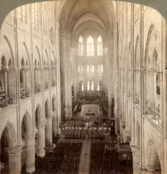 Interior de la gran catedral de Notre Dame, París, Francia, 1900